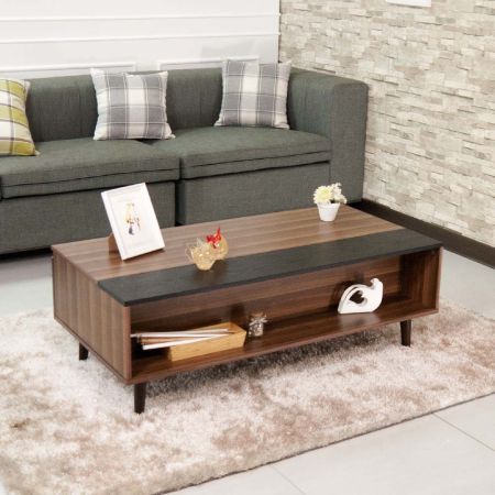 Ein offener Raum aus hellem Walnussfurnier. Die Tischplatte aus hellem Walnussfurnier (120,0 x 40,0 x 1,5 cm) ist höhenverstellbar und kann bis zu einer Höhe von ca. 20,0 cm angehoben werden. Der schwarz galvanisierte Lifter ist in der Mittelwand in 22,8 cm Höhe fest verankert.